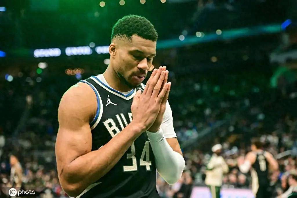 关于赛后NBA季后赛焦点战，密尔沃基雄鹿远射贴柱，引发热议，临场指挥获称赞的信息