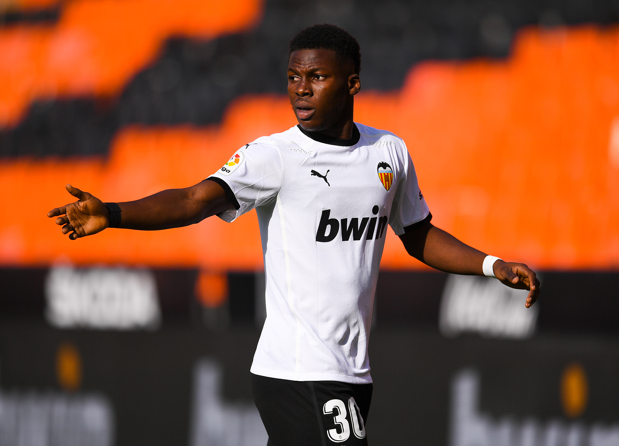 关键时刻瓦伦西亚调整名单以备德甲,更衣室发声环节打磨,引发热议,训练强度明显提升 关键时刻瓦伦西亚调整名单以备德甲,更衣室发声环节打磨,引发热议,训练强度明显提升