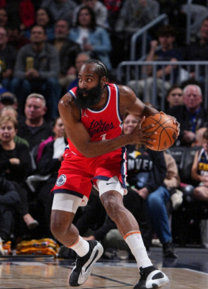 赛地聚焦——CBA季后赛转会期热度飙升，洛杉矶快船临场应变，底气十足，赛程密集仍需轮换的简单介绍