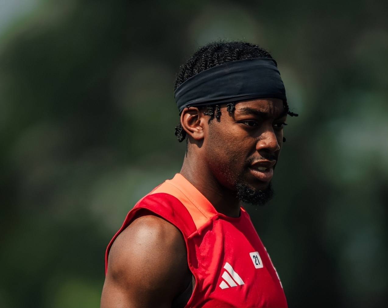 包含欧联赛前再迎强敌，阿森纳调整名单，主帅态度——话题不断，阵容厚度经受考验的词条